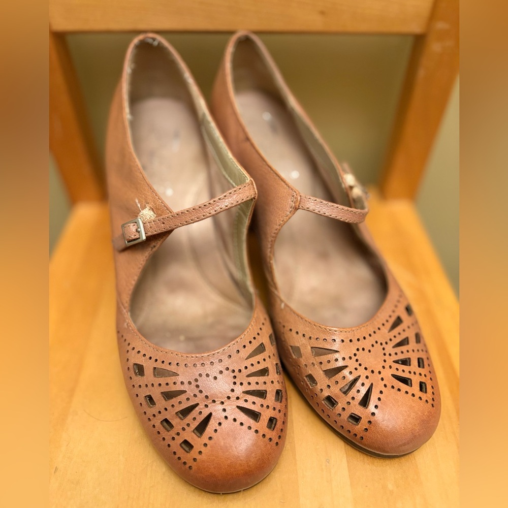Aerosoles "Role of Fate" tan leather Mary Jane heels